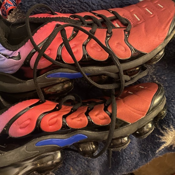 Gently used 8.5 mens Nike Vapormax (black/hyper violet) - Picture 2 of 5